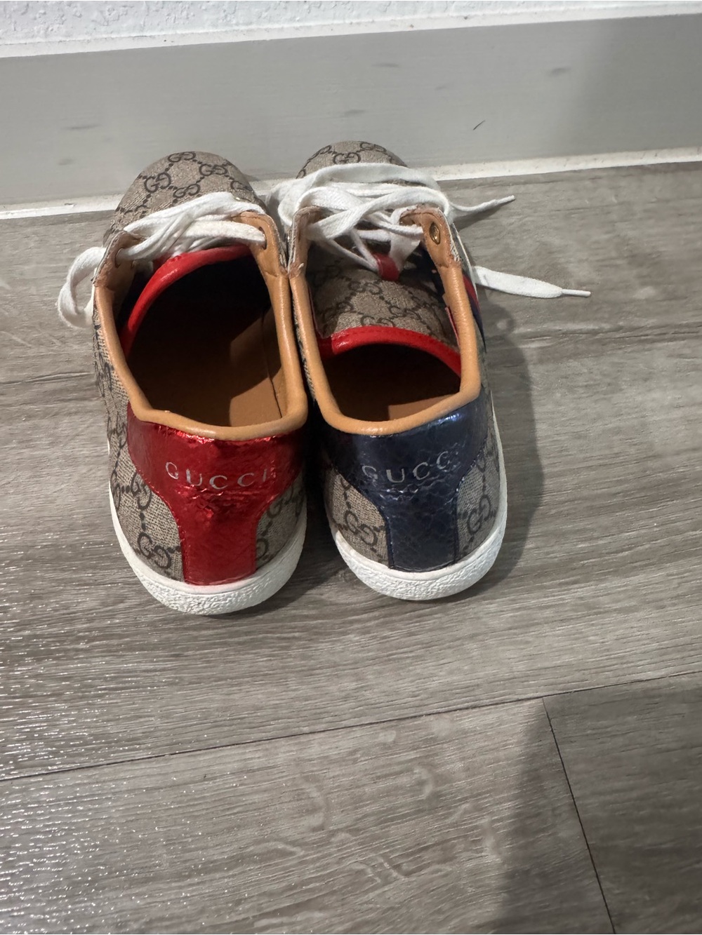 Gucci GG Supreme Low-Top Sneakers in Beige with Red & Navy Web - Picture 5 of 6